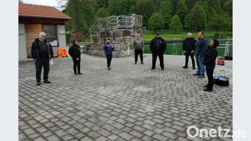 Geschäftsführer Oliver Berger mit dem Team, das in der kommenden Badesaison für die Sicherheit im Naturbad sorgen wird. Bild: wku