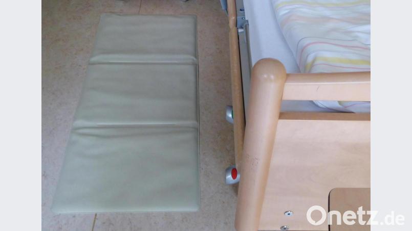Eine der beiden Funksensormatten für das Hospiz St. Felix, platziert vor dem Bett. Bild: fsb