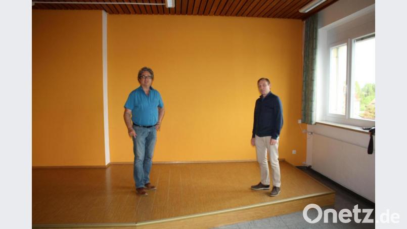 In zwei Etappen wird der Konzertraum der Pressather Musikschule technisch auf die Höhe der Zeit gebracht. Die Stadt als Gebäudeeigentümerin (links Bürgermeister Bernhard Stangl) und die Musikschulleitung (rechts Joachim Steppert) arbeiten dabei &quot;konzertiert&quot; Hand in Hand. Bild: bjp