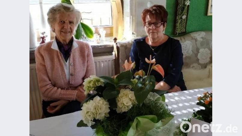 Geburtstagskind Petra Becher (rechts) mit Inge Stich, die die Glückwünsche der Frauen-Union überbrachte. Bild: soj