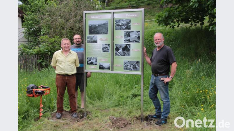 Projektverantwortlicher Ulrich Wohlgemuth (rechts), Layouter Franz Baumer (links) und Markus Forster, der die Edelstahlkonstruktion konzipiert hat, präsentieren die zwei Informationstafeln zur „Bubenlohe“. Bild: Ulrich Wohlgemuth