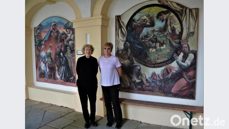 Alena Kovaříková bedankt sich bei Marcela Brabačová (rechts) für die finanzielle Hilfe. Bild: gjb