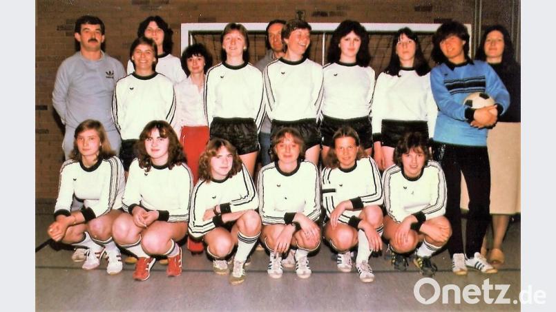 Dieses Team sicherte sich vor 40 Jahren die Oberpfalzmeisterschaft: Stehend v.li.: Trainer Lothar Lehner, Pia Staufer, Regina Fleischmann, Waltraud Seitz, Elke Holler, Torwarttrainer Willi Breitkopf, Ilonka Keilholz, Aurelia Reindl, Inge Kotzbauer, Michaela Breitkopf, Betreuerin Angelika Reindl. Knieend v.li.: Petra Faulhaber, Maria Wüst, Claudia Wüst, Maria Hauer, Andrea Breitkopf, Anita Partsch Archivbild: tra