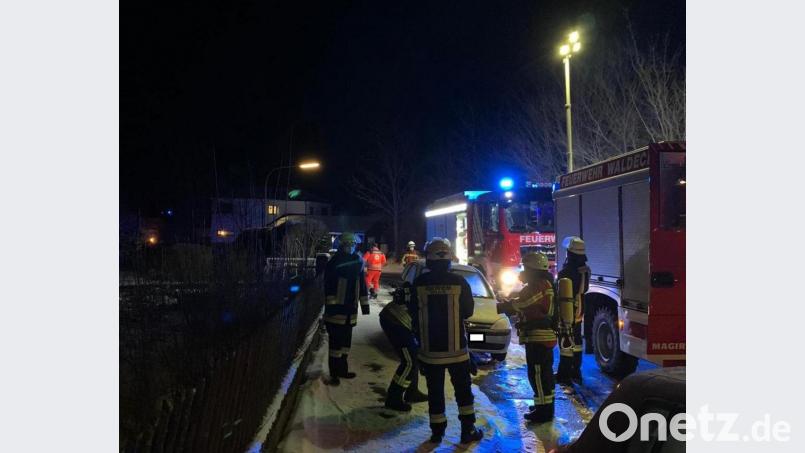 Die Einsatzkräfte der Feuerwehren Waldeck und Kemnath waren am Samstagabend bei einem Kaminbrand eines Wohnanwesens am Waldecker Schlossberg im Einsatz. Bild: Feuerwehr Waldeck