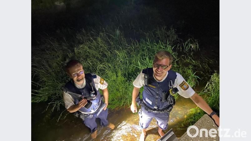 Dass die Polizei nicht nur die Ärmel hochkrempelt, sondern auch die Hosenbeine, wenn es darauf ankommt, bewiesen zwei Beamte der Verkehrspolizei Weiden Donnerstagnacht bei einer Vermisstensuche mit glücklichem Ausgang. Bild: Polizei Weiden