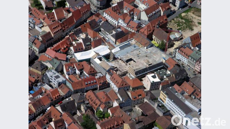 Ein Teil der östlichen Altstadt von Amberg aus der Luft fotografiert. In der Bildmitte die Baustelle für die Drei Höfe. Früher war hier das Kaufhaus Storg bzw. Forum ansässig. Bild: Bernd Georgi