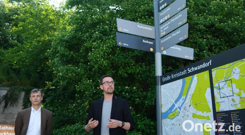 Tourismusbüro-Leiter Johannes Lohrer und Bauamtsleiter Reinhard Schade (links) stellen das neue Schwandorfer Fußgängerleitsystem mit Schildern und Hinweistafeln vor. Bild: Hirsch