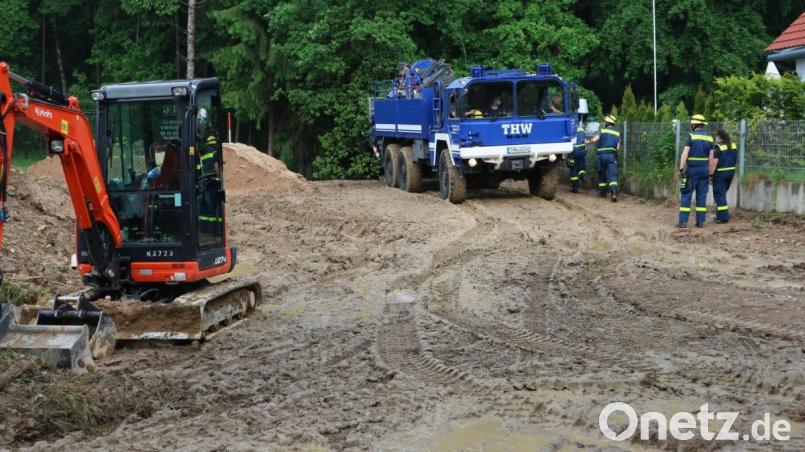 Ein schweres Gewitter sorgte am Montag für Überflutungen im Nürnberger Land. Das Technische Hilfswerk Nabburg kam mit drei Tauchpumpen zu Hilfe. Bild: Friedrich Kristel / exb