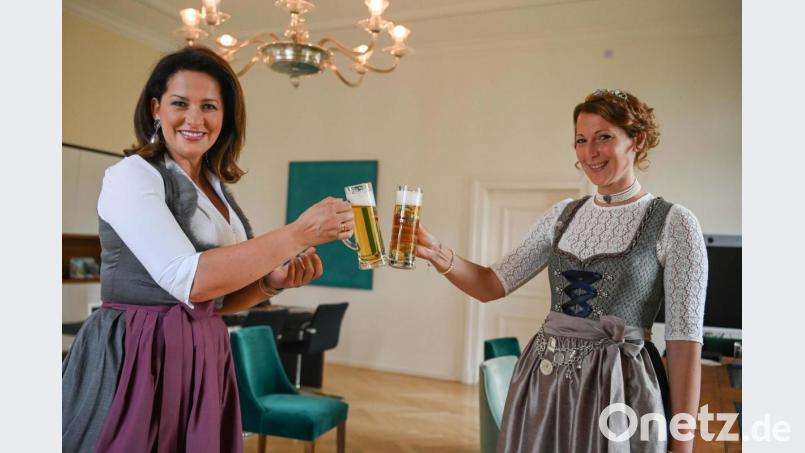 Ein Prost auf eine erfolgreiche Amtszeit: Ministerin Michaela Kaniber (links) gratulierte der neuen Bierkönigin Sarah Jäger (rechts) zur Wahl. Bild: Judith Schmidhuber/StMELF/exb