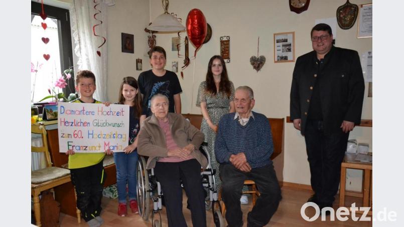 Maria und Franz Schnupfhagn konnten das seltene Jubiläum der Diamantenen Hochzeit im kleinen Kreise feiern. Dazu gratulierten auch Enkel und Urenkel den lieben Groß- und Urgroßeltern zum Jubelfest. Auch Pfarrer Udo Klösel (rechts) überbrachte dem Jubelpaar die besten Glück- und Segenswünsche. Bild: gi