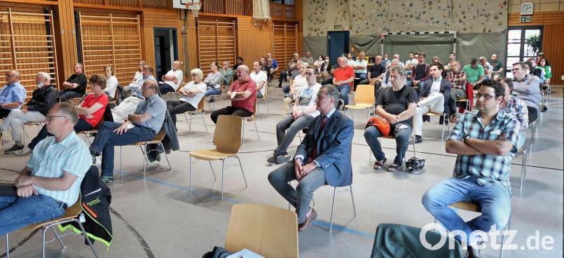 Auf reges Interesse stieß die Bürgerversammlung in Friedenfels: 50 Besucher waren in der Steinwaldhalle zugelassen, 48 Plätze waren am Ende besetzt. Bild: bsc