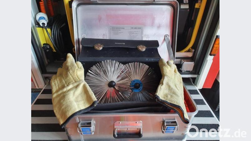 Auch das Schornsteinwerkzeug der Feuerwehr Kemnath kam beim &quot;Kaminbrand&quot; am Samstagabend in Waldeck zum Einsatz. Mit dessen Gerätschaften wurden der Kamin inspiziert und die Asche entnommen. Bild: Feuerwehr Kemnath/Symbolbild