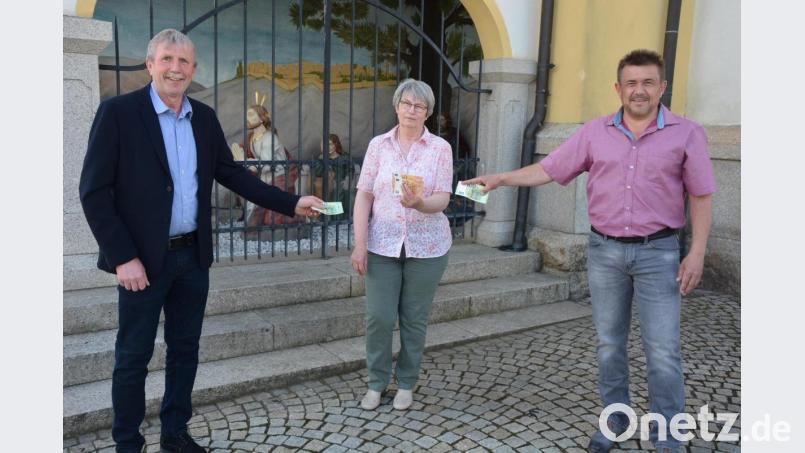 Im Namen der Freien Wähler Mitterteich stellten Bernhard Thoma (links) und Klaus Schuller 300 Euro für den Verein „Projekt Moses – Hilfe für Indien“ zur Verfügung. Kassiererin Anita Geiger nahm das Geld entgegen. Bild: jr