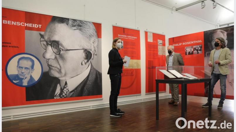Museumsleiterin Julia Riß, Kulturreferent Fabian Kern und Fotograf Clemens Zahn (von links) bei einem Rundgang durch die Ausstellung, die den Bogen vom ersten bis zum letzten Bauwerk von Walter Gropius spannt. Bild: Wolfgang Steinbacher