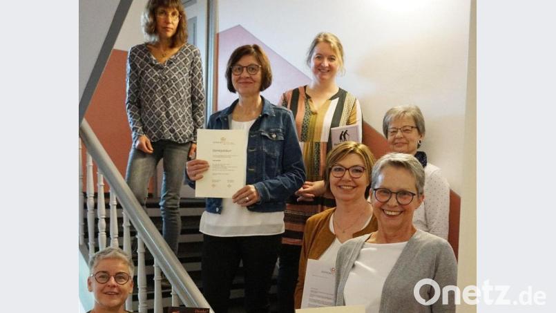 Bei Donum Vitae standen Ehrungen an (von links): Ute Schieder (Leiterin der Beratungsstellen), Michaela Mußemann (Bevollmächtigte), Sieglinde Biller (20 Jahre), Stephanie Bogner (15 Jahre), Gudrun Zilch (20 Jahre), Cornelia Rubenbauer-Pickl (20 Jahre), Sonja Keßler (15 Jahre). Bild: Julia Wiesend, Donum Vitae/exb