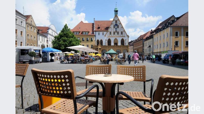 Die Außengastronomie in Amberg ist vor allem wegen Corona sehr stark gewachsen. Die Stadt genehmigt alle entsprechenden Anträge sehr großzügig. Bild: Stephan Huber
