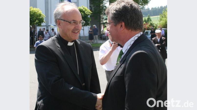 Bischof Rudolf Voderholzer (links) hat seine Teilnahme an den Feierlichkeiten in Fuchsmühl fest zugesagt. Zuletzt war er 2013 vor Ort – das Archivfoto zeigt ihn zusammen mit Bürgermeister Wolfgang Braun. Archivbild: wro