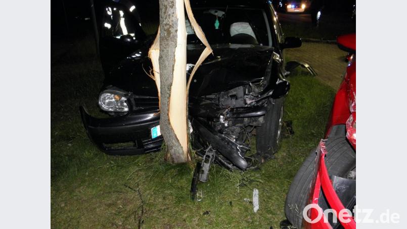 Die abendliche Tour mit quietschenden Reifen und hochtourigem Anfahren ging diesmal an der Stadthalle nicht gut aus. 2 der 3 Insassen wurden verletzt. Die Autofahrerin rammte einen geparkten Skoda und krachte selbst noch an einen Baum. Bild: dob