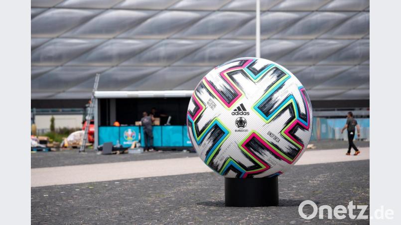 Ein überdimensionaler offizieller Spielball &quot;Uniforia&quot; der EURO 2020 ist vor der Fußball-Arena in München aufgestellt. Hier finden die ersten drei Spiele der deutschen Mannschaft statt. Bisher sind 14.000 Zuschauer zugelassen. Bild: Sven Hoppe