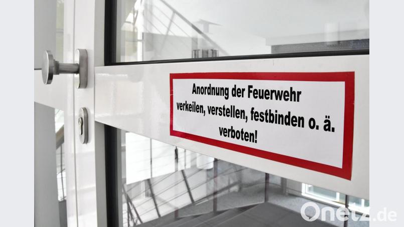 Ein Hinweis auf einer Rauchschutztür erinnert daran: Solche Türen müssen im Ernstfall Bereiche eines Gebäudes automatisch abriegeln, deshalb darf man sie nicht offen halten. Bild: Petra Hartl