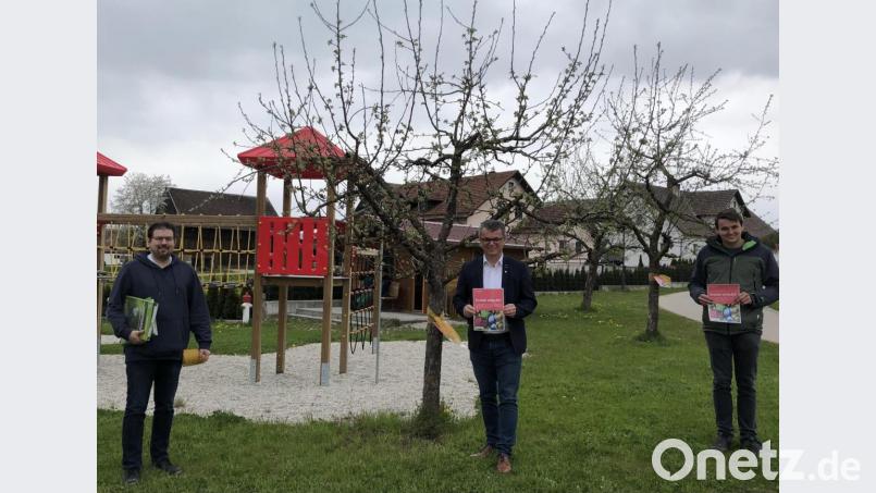 Alexander Trinkmann, Vorsitzender des Arbeitskreises Biodiversität, Bürgermeister Martin Birner und Tobias Stibich (Bauamt, von links), am Spielplatz in Haslarn. Hier wurden die ersten Obstbäume markiert. Bild: Ulrike Meixner/exb
