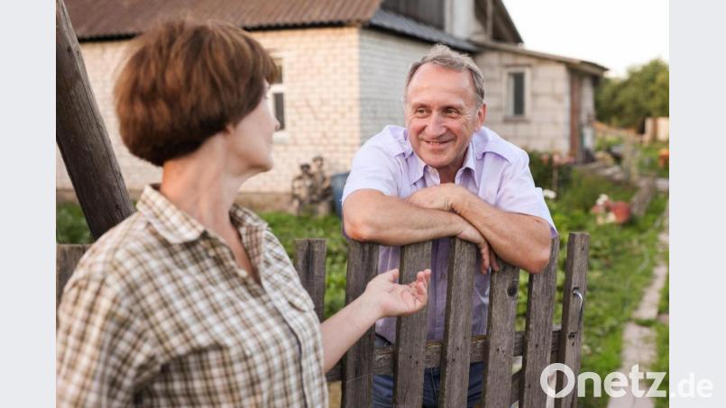 Gespräche am Gartenzaun heben oft die Laune. Bild: Iakov Filimonov - stock.adobe.com