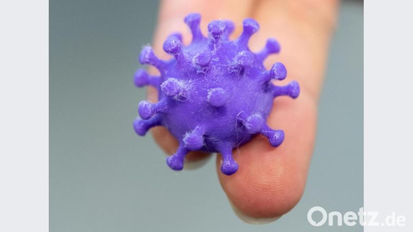 Das Bild zeigt einen 3D-Druck eines Coronavirus. In Amberg und Amberg-Sulzbach haben sich wieder etwas mehr Menschen mit dem Virus angesteckt. Symbolbild: Robert Michael/dpa