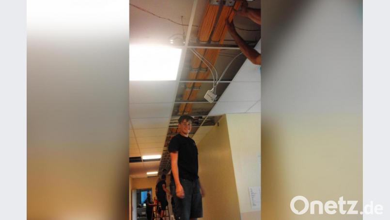 Um den neuen Glasfaseranschluss auch im Gebäude optimal nutzen zu können, wurden während des Schul-Lockdowns in der Realschule Auerbach insgesamt 16 Kilometer an Kabeln verlegt. Bild: Realschule Auerbach