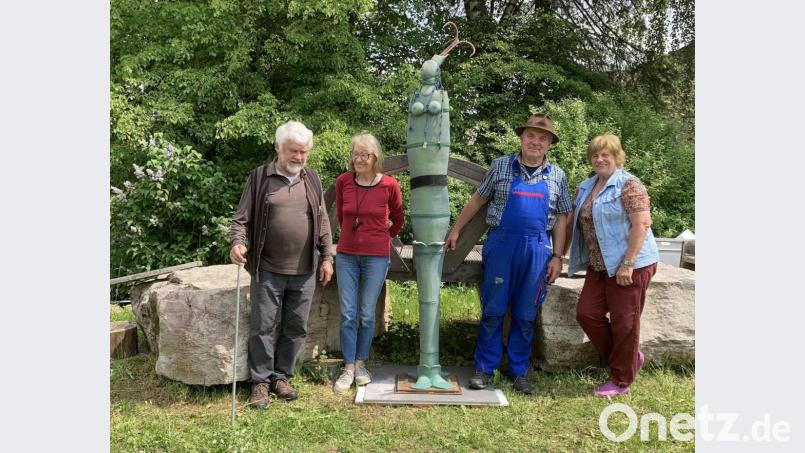Martin Kohl (von links) und Irene Schleicher präsentieren zusammen mit Josef Gradl und Margit Kohl die &quot;Tochter des Neptun&quot; – ein Kunstwert aus Ton. Bild: ü