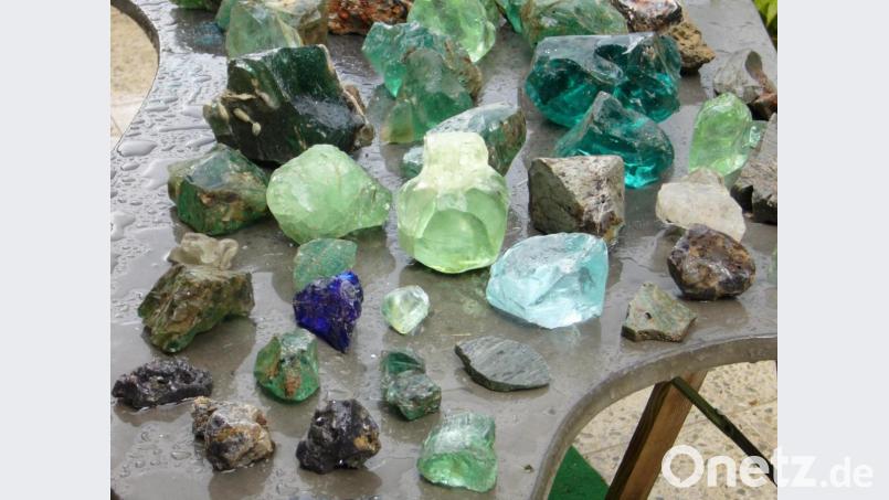 Im Umkreis der ehemaligen Röthenbacher Glashütte fand man vor Jahren noch Glasstücke und Schlacken wie sie das Pochermanderl aus den Schmelzhäfen abklopfen musste. Bild: jml