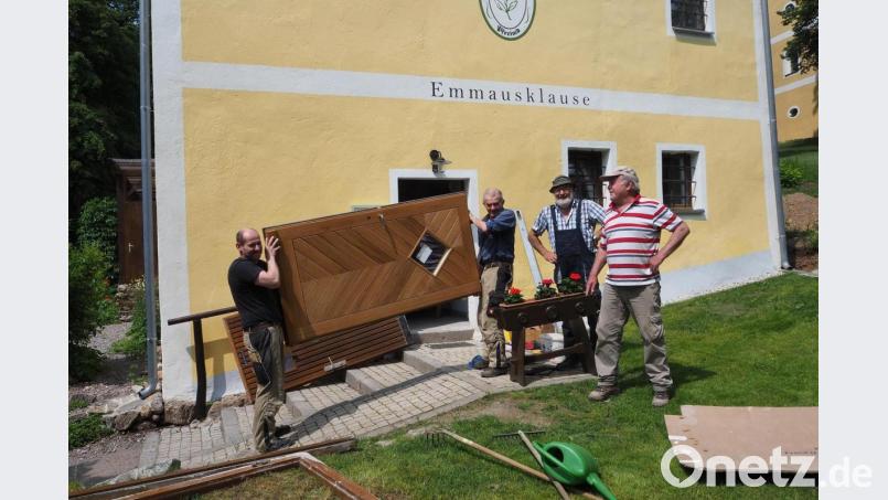 OWV-Vorsitzender Josef Hösl und Michael Duschner (von rechts) sind begeistert von der neuen Holztür, die am Mittwoch rechtzeitig zur Saison auf dem Eixlberg von der Schreinerei Biller angeliefert wurde. Bild: bl