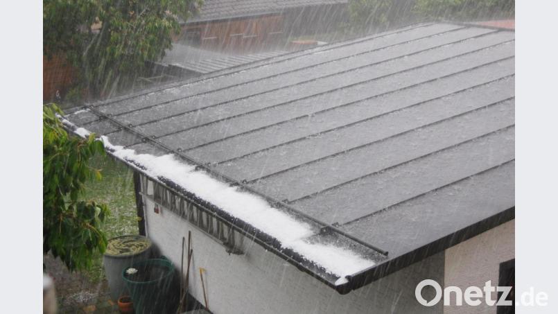 Starkregen und Hagel prasseln am Donnerstagnachmittag in Altenstadt/WN auf die Dächer. Bild: sm