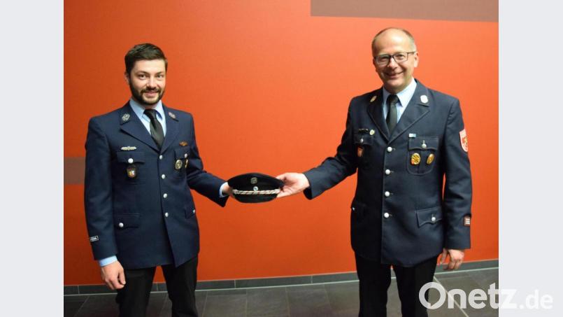 Der Generationenwechsel im Feuerwehrverein Kemnath ist eingeleitet. Bürgermeister Roman Schäffler und zugleich scheidender Feuerwehrvorsitzender freut sich, dass Marco Schäffler als neuer Vorsitzender gewählt wurde. Bild: mde