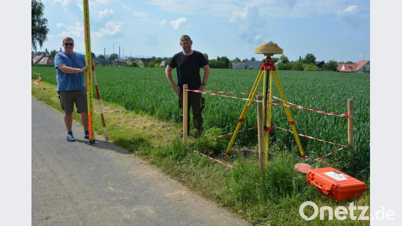 Bei Mitterteich, in Richtung der Ortsverbindung nach Großbüchlberg, führten Johannes Aschenbrenner (rechts) und Johannes Menacher Messungen durch, die in eine deutschlandweite Vermessungsaktion mit einfließen. Bild: jr