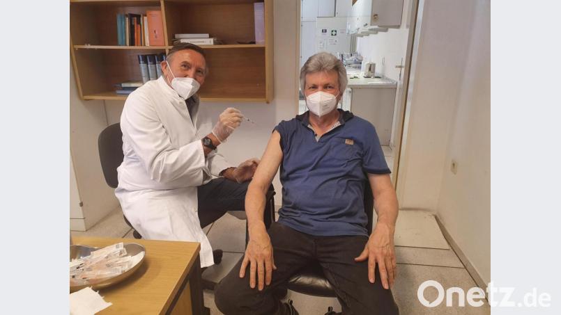 Dr. Rudolf König (links) zeigt das Bild bei der Impfung von Mitarbeiter Gottfried Rott in der betriebsärztlichen Praxis im Fliesenwerk Buchtal. Bild: Monika Ferstl/exb