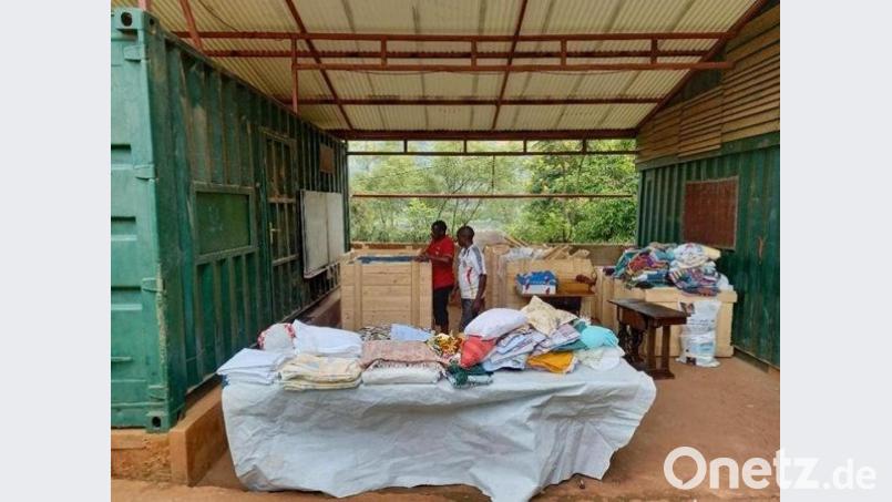 In den Kisten aus den Container finden sich wahre Schätze. Bild: Aktion Solidarität/exb