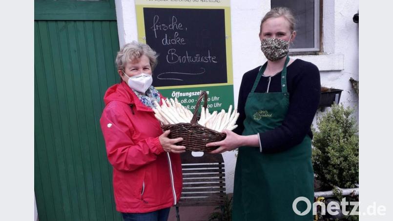 Da die Gäste der BRK-Tagespflege St. Barbara heuer nicht zum Spargelessen auf den Laubhof konnten, holte Leiterin Birgit Seidl (links) den Spargel bei Anna Ulrich ab. Zubereitet wurde er dann in der Solitären Tagespflege. Bild: u