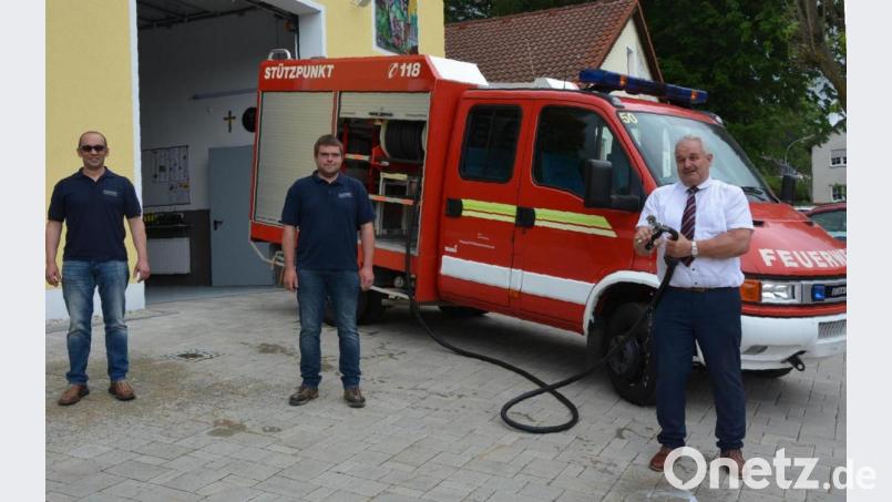 Kommandant Thomas Lindner, sein Stellvertreter Tobias Kipferl und Bürgermeister Johann Burger (von links) präsentieren vor dem Gerätehaus der Feuerwehr Großensees das kürzlich erworbene gebrauchte Fahrzeug. Bild: jr
