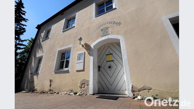 Seit fast einem Jahr ist die Bergwirtschaft geschlossen. Je länger dieser Zustand andauert, umso heftiger vermissen die Amberger das Lokal mit dem phantastischen Blick über die Stadt Amberg. Bild: Stephan Huber