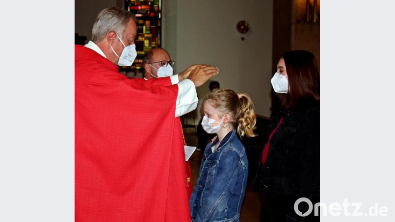 Die Firmlinge werden mit Chrisamöl gesalbt. Bild: R. Kreuzer