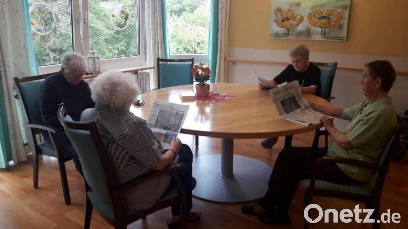Manche Bewohner des Caritas Altenheim in Neustadt setzen sich in Gruppen zusammen, um gemeinsam das Tagesgeschehen in der Zeitung zu lesen und zu besprechen. Bild: Schricker/Caritas Altenheim/exb