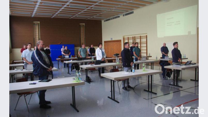 Zu Beginn den öffentlichen Sitzung bat Bürgermeister Toni Dutz um eine Gedenkminute für den vor kurzem verstorben Gemeindemitarbeiter Josef Beer. Bild: wro