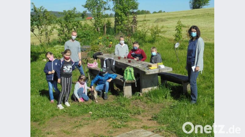 Der Besuch des Hexengartens in Gaisheim macht den Mädchen und Buben der Ferienbetreuung viel Spaß, obendrein war er sehr lehrreich. Biologin Claudia Schmid (rechts) informierte dazu. Bild: gi