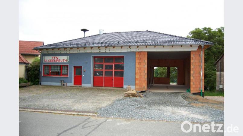 Der Anbau ans Gerätehaus der Klobenreuther Feuerwehr geht voran. Nun vergibt der Gemeinderat weitere Arbeiten. Bild: sm