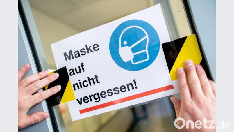 Ein Schild mit der Aufschrift „Maske auf nicht vergessen!“. Symbolbild: Hauke-Christian Dittrich