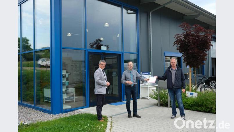 Bürgermeister Martin Birner (links) und Geschäftsstellenleiter Georg Keil (rechts) überbrachten Unternehmer Albert Neuner (Mitte) persönlich die Genehmigung zur Betriebserweiterung. Bild: rhi