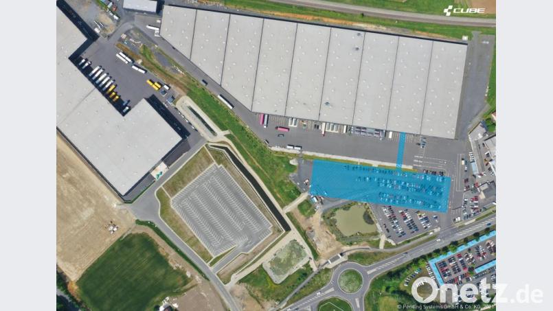 Der blau gekennzeichnete Bereich stellt das geplante Hochlager zwischen dem Logistikzentrum von Cube, mit dem es verbunden werden soll, und dem Kreisverkehr dar. Mehr Flächen hat Cube an seinem Standort nicht mehr zur Verfügung. Die beiden Grundstücke links im Bild sind bereits in anderer Hand und für den Fahrradhersteller nicht zu erwerben. Bild: Cube/exb