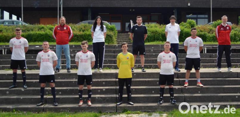 Die SpVgg Vohenstrauß präsentiert ihre &quot;Neuzugänge&quot;, die alle aus dem eigenen Nachwuchs stammen: (vordere Reihe von links) Michael Hilburger, Clemens Dobner, Marc Steindl, Dominic Zilske, Felix Rauch, Daniel Wittmann; (hintere Reihe von links) Abteilungsleiter Senioren Gerald Grosser, Jasmin Binder als neue Betreuerin der zweiten Mannschaft, Johannes Rupprecht als neuer Trainer der &quot;Zweiten&quot;, 1. Vorstand Uli Münchmeier und Sportlicher Leiter Markus Wildenauer.
es fehlt: Nachwuchsspieler Christoph Gruber Bild: hbl