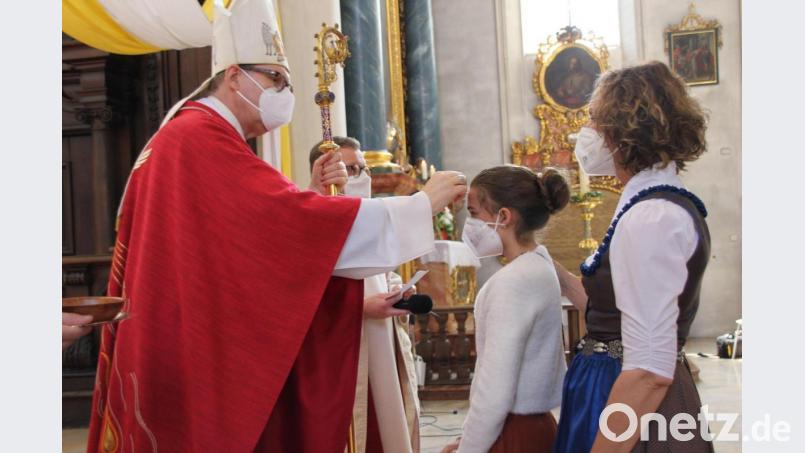 In der Pfarrei St. Georg spendete Weihbischof Dr. Josef Graf 46 jungen Christen das Sakrament der Firmung. Bild: ads