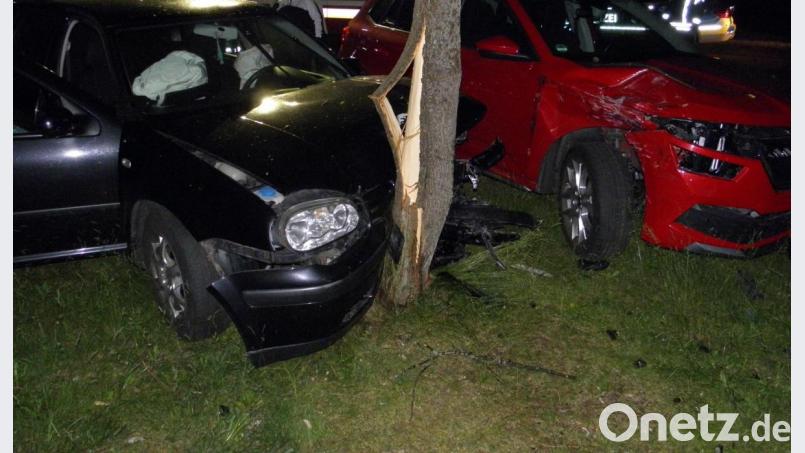 Die abendliche Tour mit quietschenden Reifen und hochtourigem Anfahren ging diesmal nicht gut aus. 2 der 3 Insassen wurden verletzt. Die Autofahrerin rammte einen geparkten Skoda und krachte selbst noch an einen Baum. Bild: dob